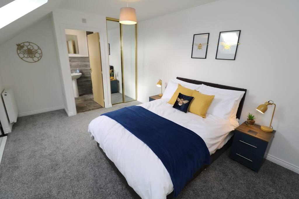 2 Bedroom Peaceful Penthouse - Private Parking Coventry