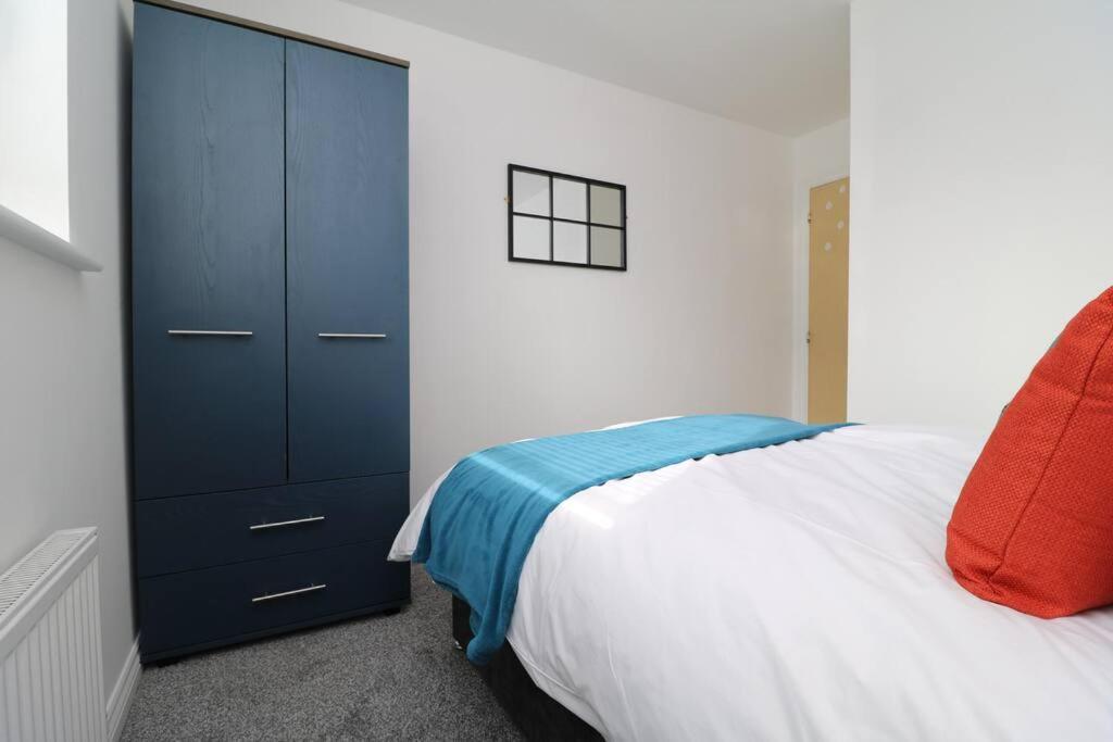2 Bedroom Peaceful Penthouse - Private Parking