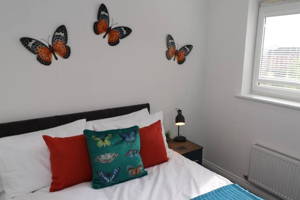 2 Bedroom Peaceful Penthouse - Private Parking Apartment