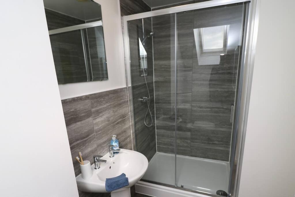 2 Bedroom Peaceful Penthouse - Private Parking Apartment *