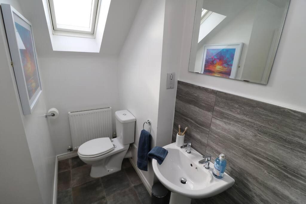 Apartment 2 Bedroom Peaceful Penthouse - Private Parking *