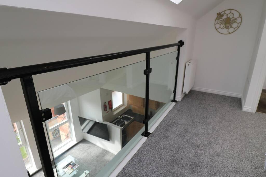 Apartment 2 Bedroom Peaceful Penthouse - Private Parking Coventry