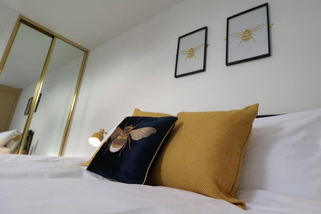 2 Bedroom Peaceful Penthouse - Private Parking Apartment