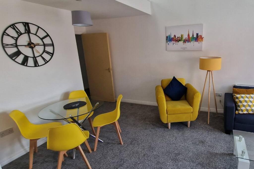 Apartment 2 Bedroom Peaceful Penthouse - Private Parking