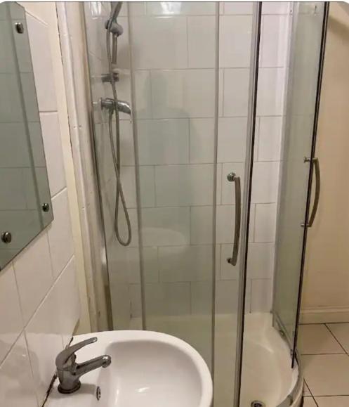 Guest house In Cv1 Fargo Village With Private Bathroom *