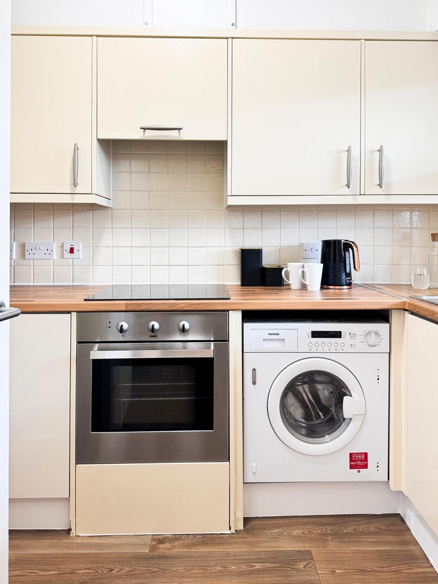 Quantum Modern 2 Bedroom With Free Parking Apartment