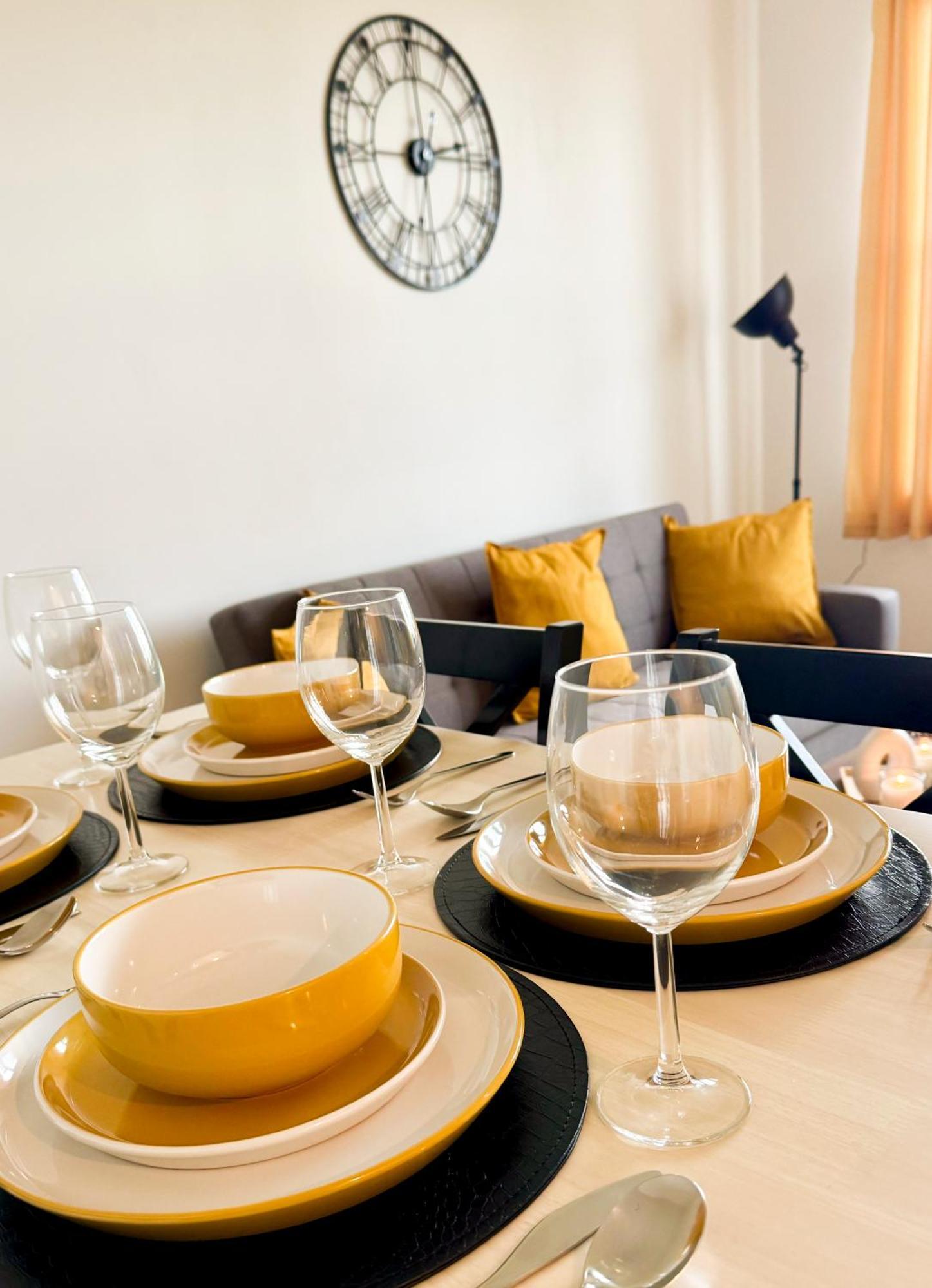 Quantum Modern 2 Bedroom With Free Parking Apartment