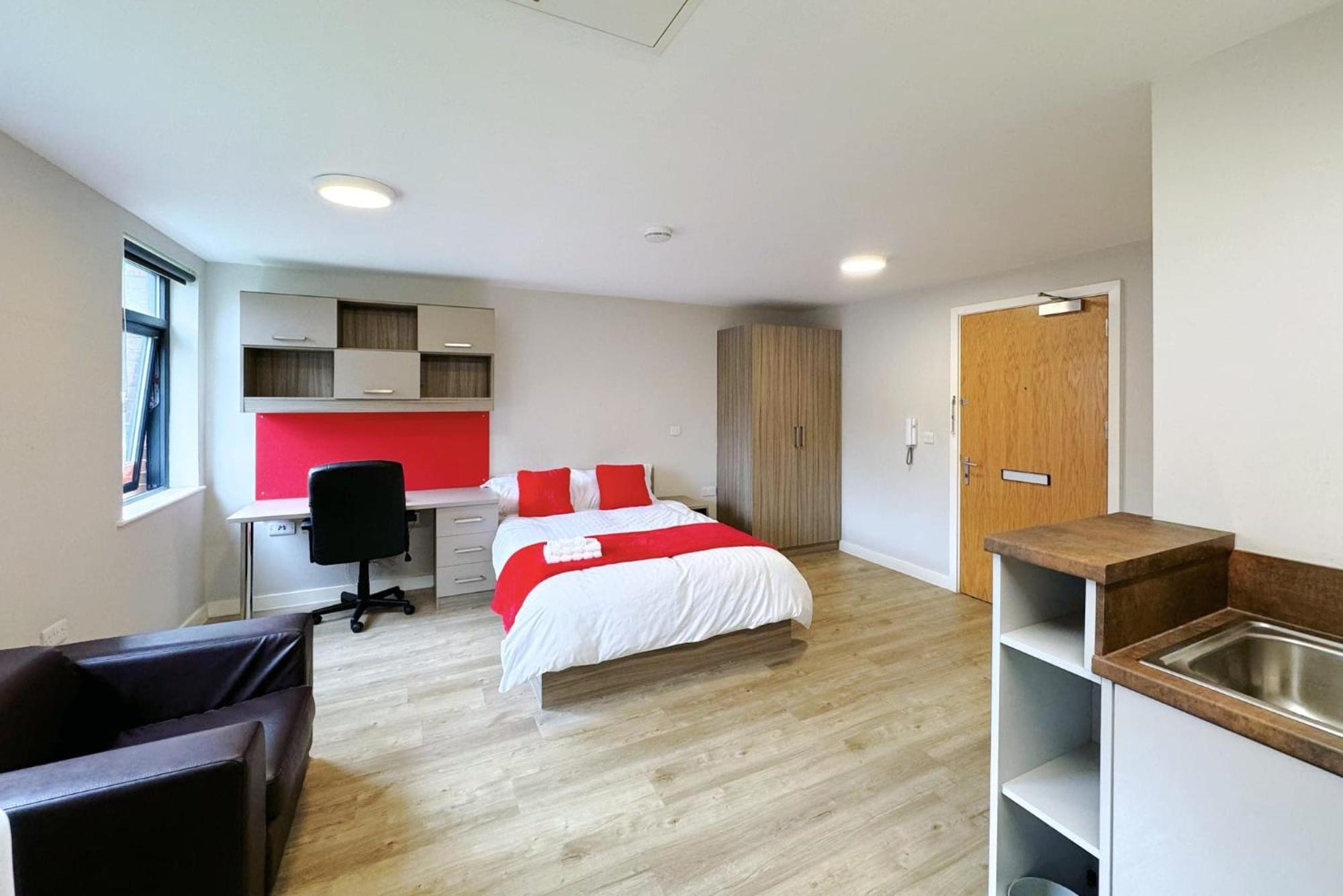 Bright And Modern And At Manor Park Court Apartment