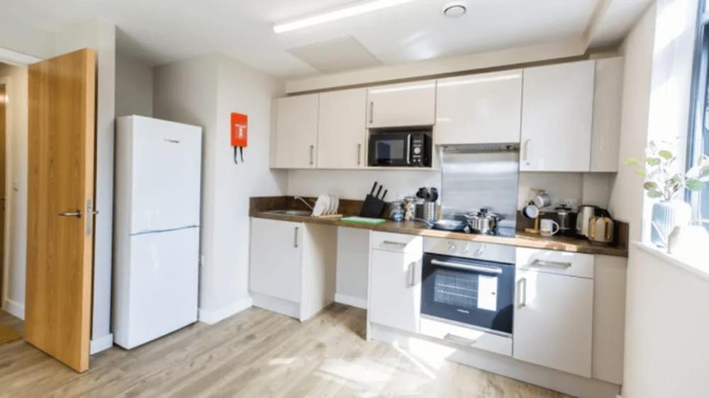 Apartment Bright And Modern And At Manor Park Court
