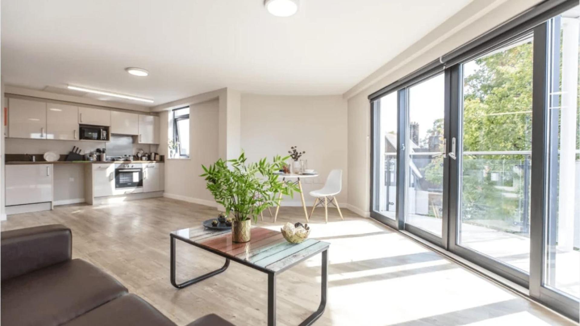 Bright And Modern And At Manor Park Court Apartment