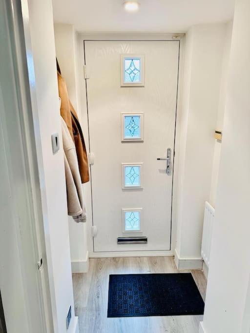 Luxury 4 Bed House In * Coventry