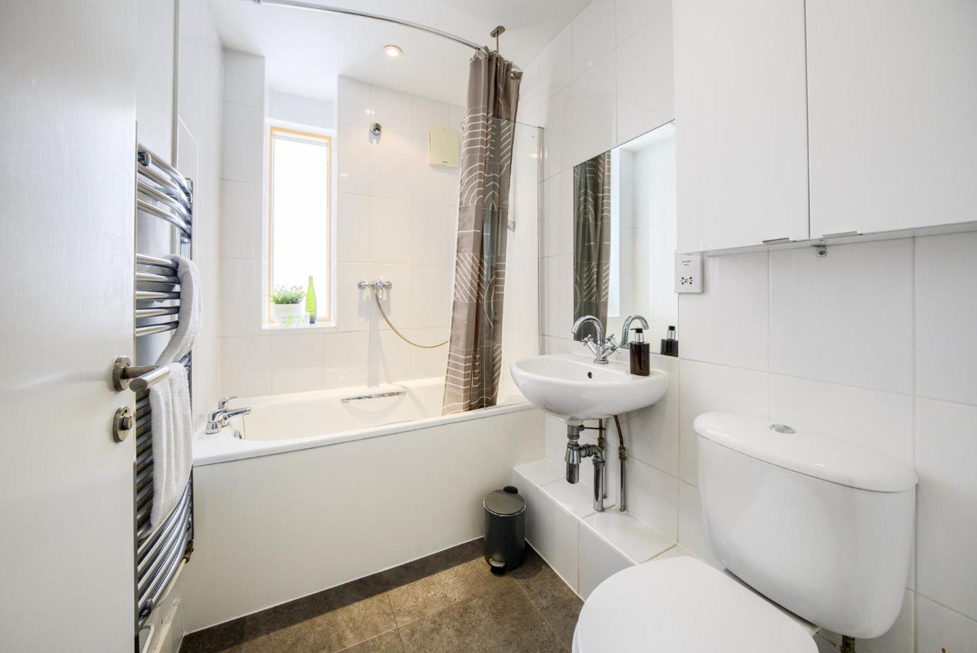 Large 4-bed Townhouse By Empower Homes * Coventry