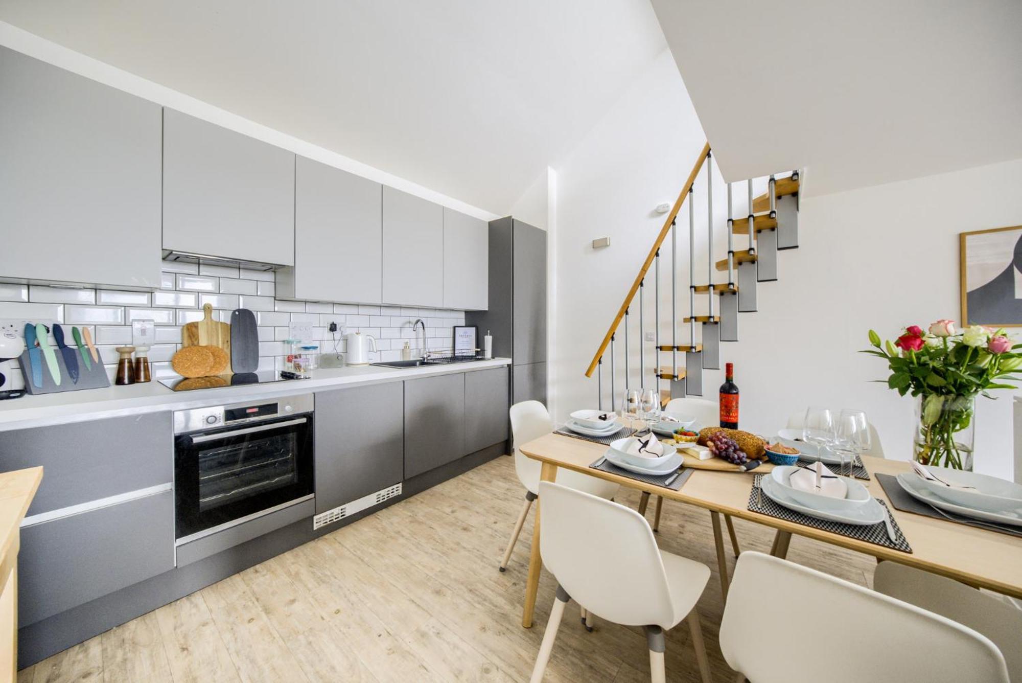 Large 4-bed Townhouse By Empower Homes Holiday home Coventry