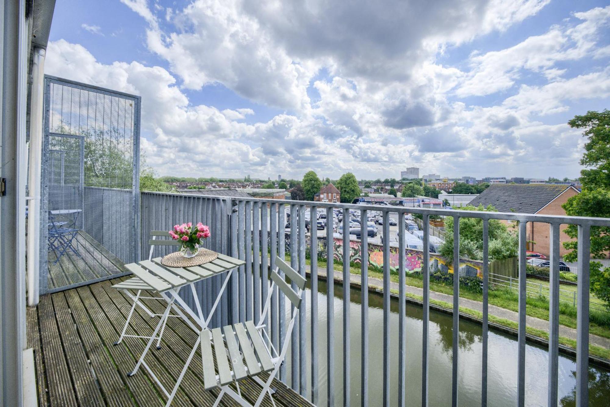 Large 4-bed Townhouse By Empower Homes Holiday home *