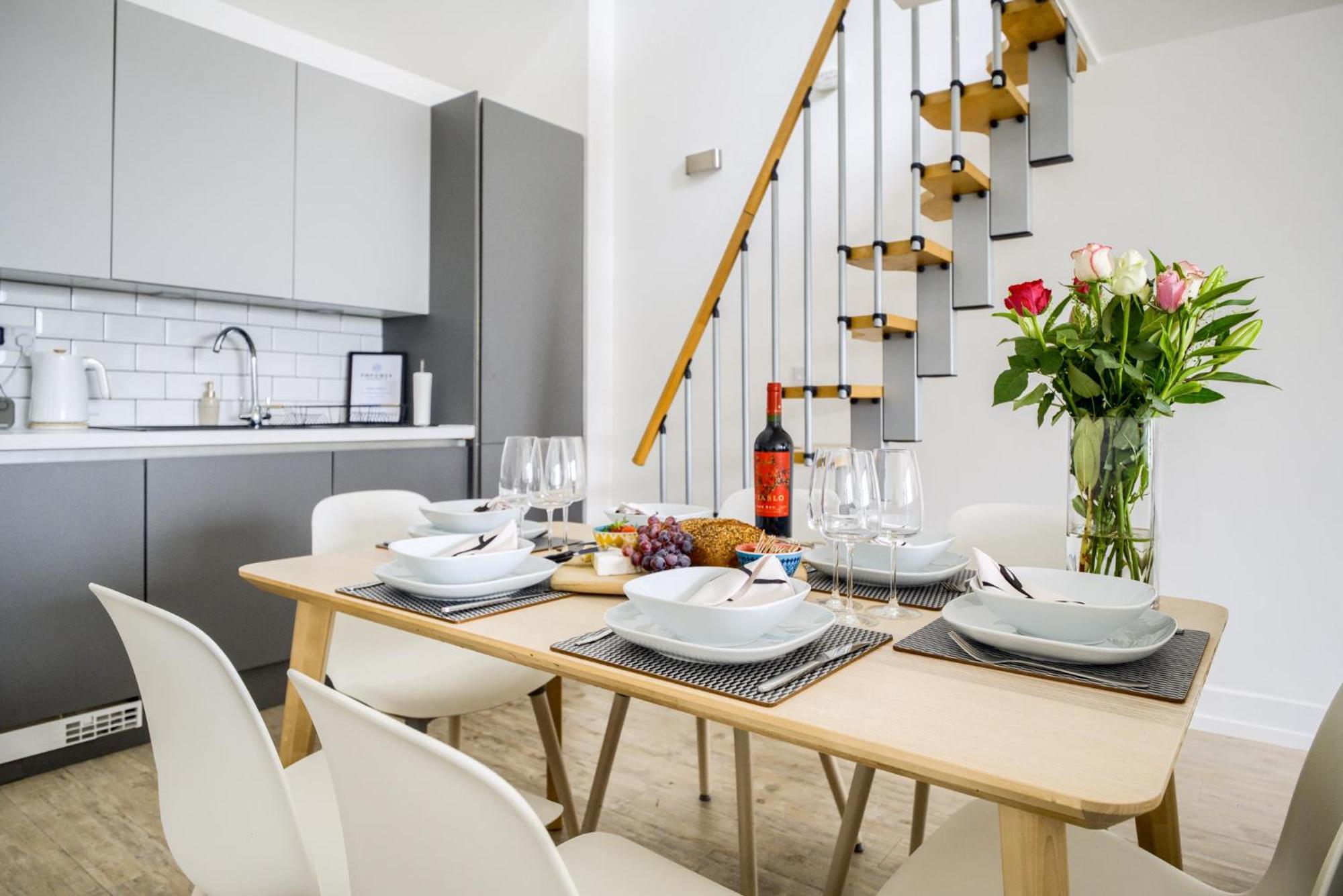 Large 4-bed Townhouse By Empower Homes Holiday home Coventry