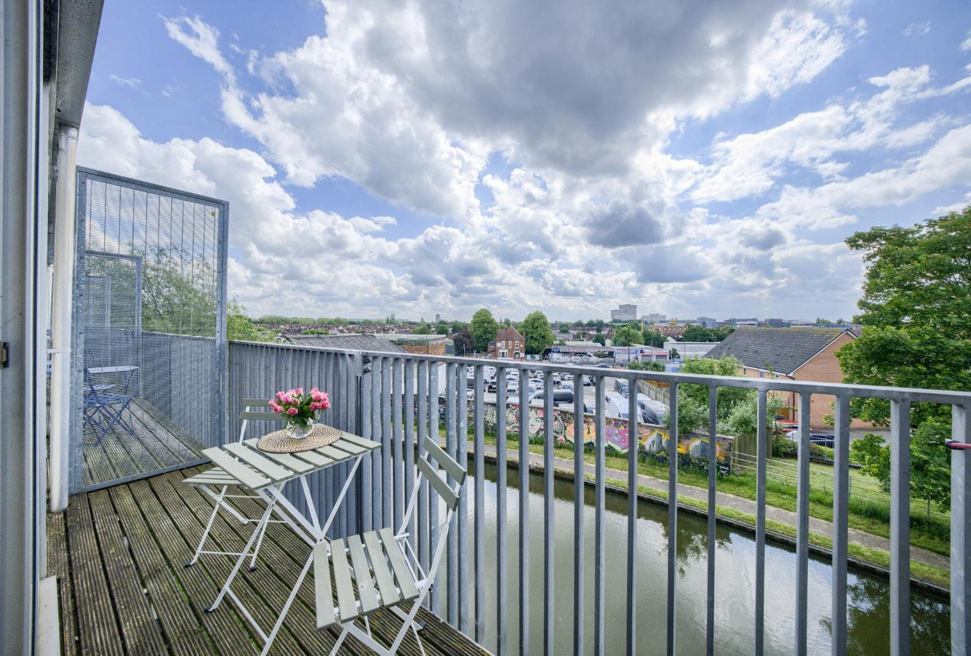 Holiday home Large 4-bed Townhouse By Empower Homes Coventry