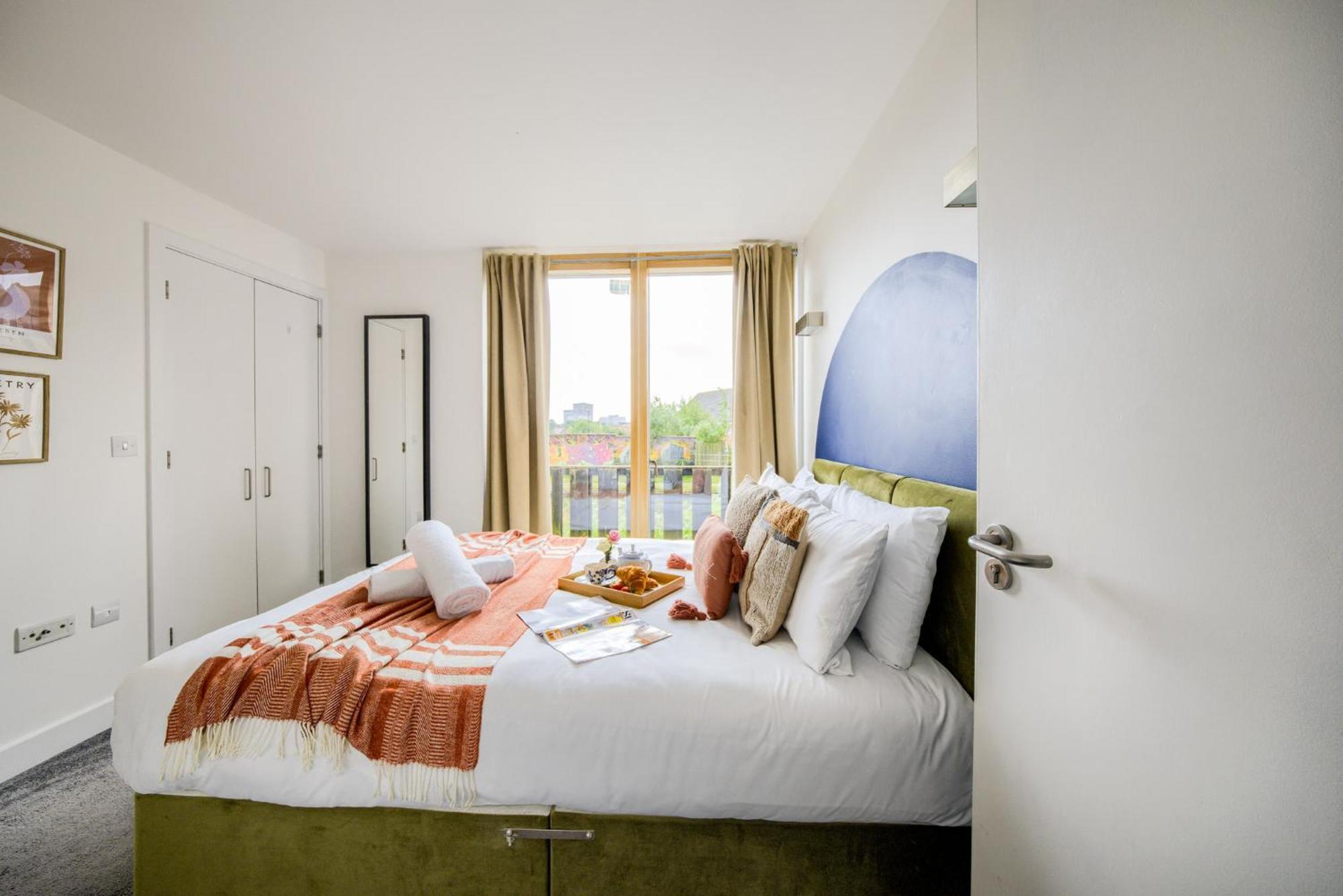 Large 4-bed Townhouse By Empower Homes Holiday home Coventry