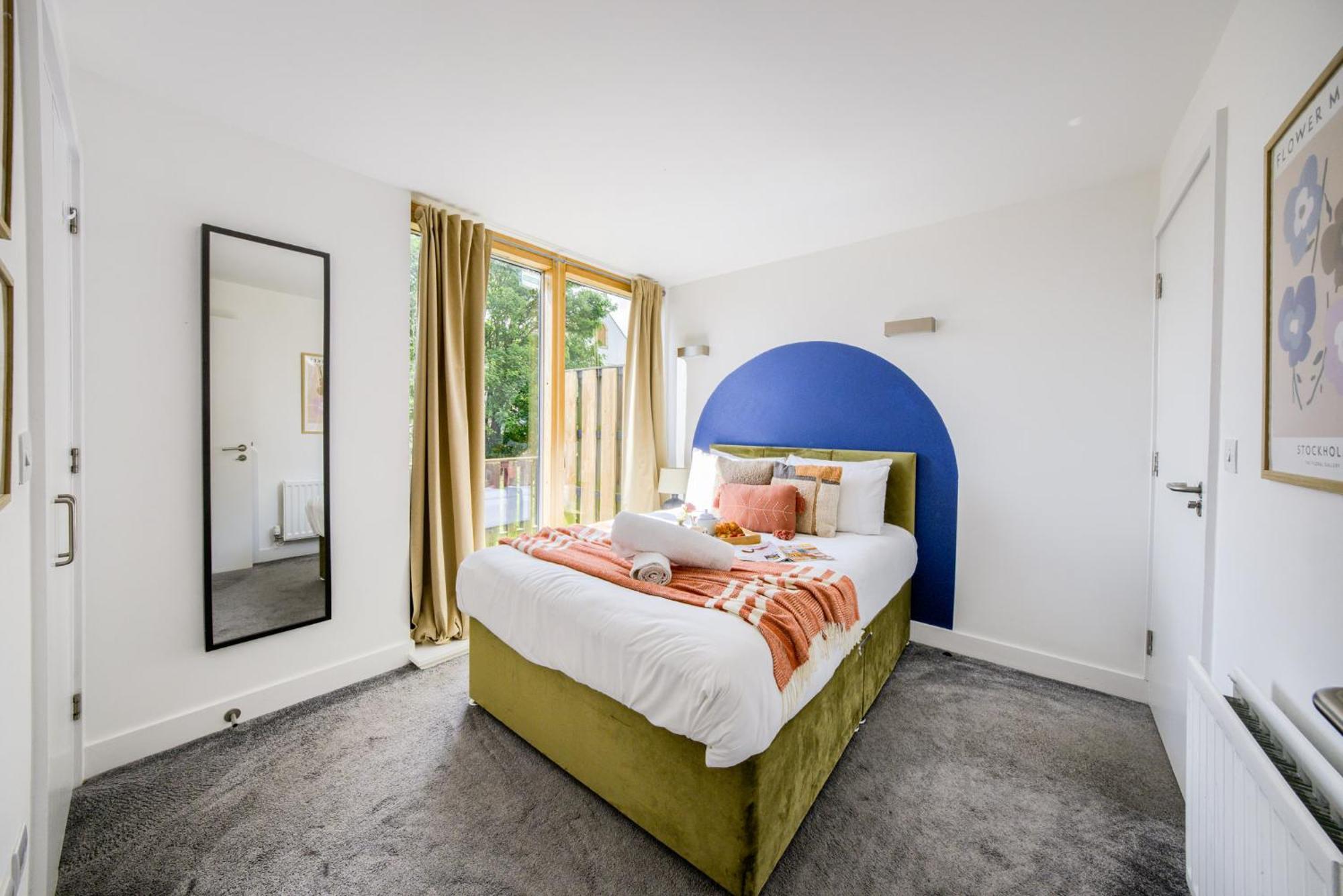 Large 4-bed Townhouse By Empower Homes Holiday home *