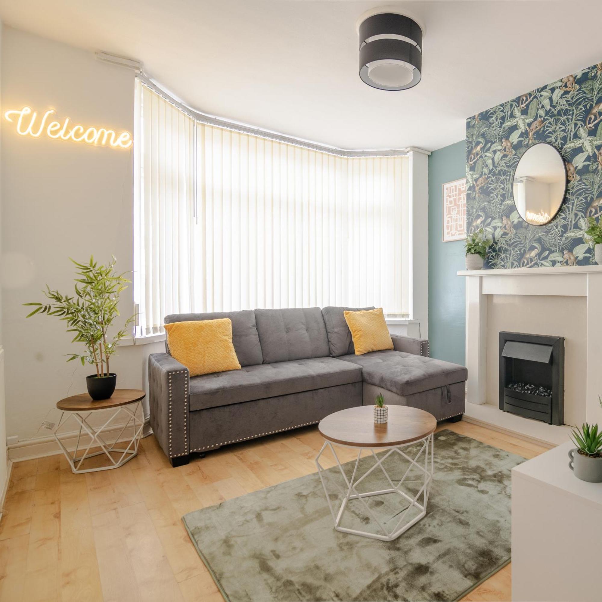 Spacious 6-bed In Coventry, Warwick, West Midlands- Free Parking, Super Fast Wifi