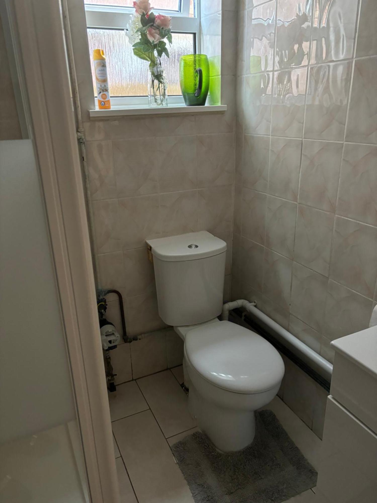 Practical Onsite Cosy With Shared Entrance *