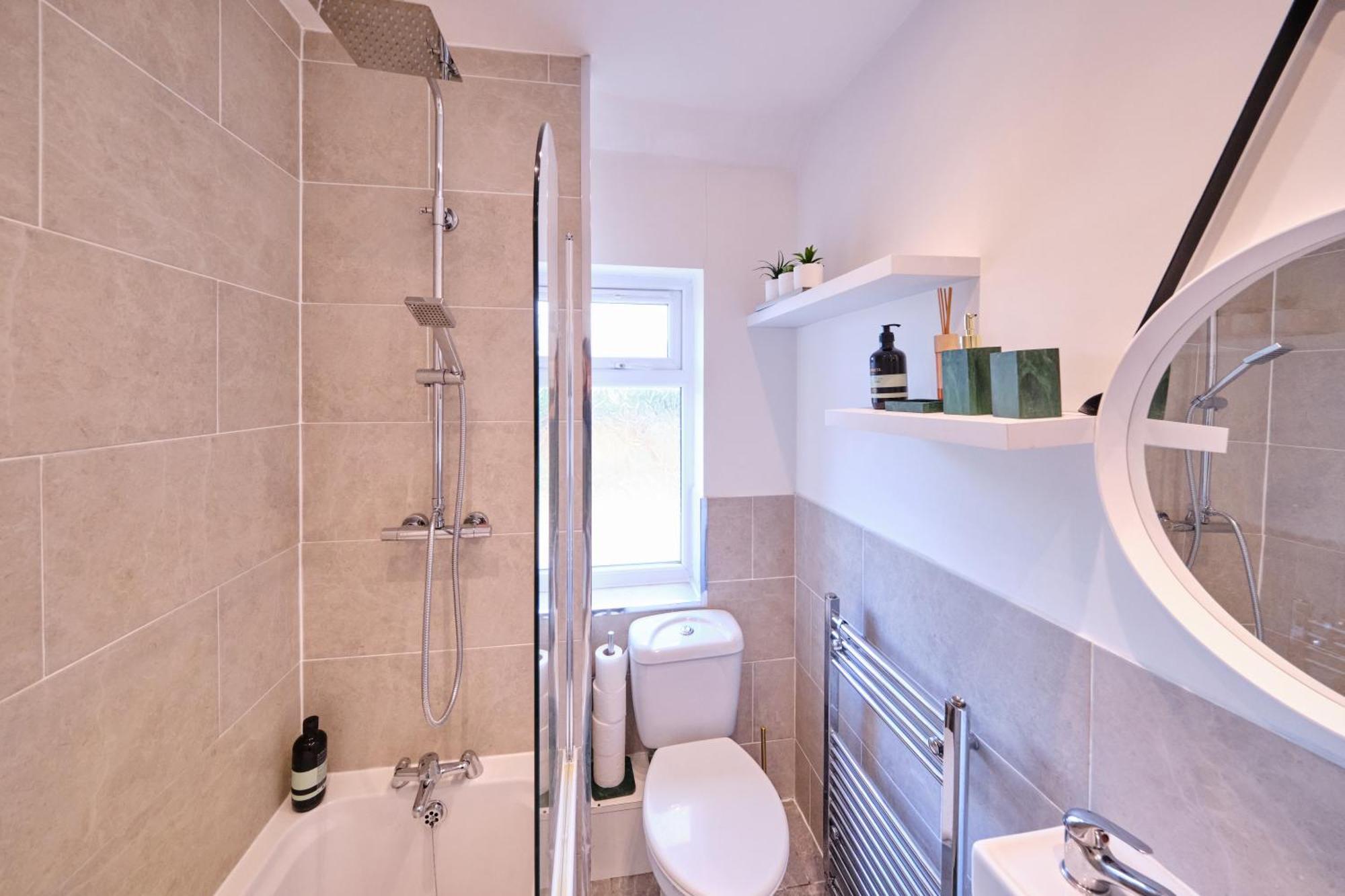 Holiday home Luxury In Near Building Society Arena And Arena Shopping Park Coventry