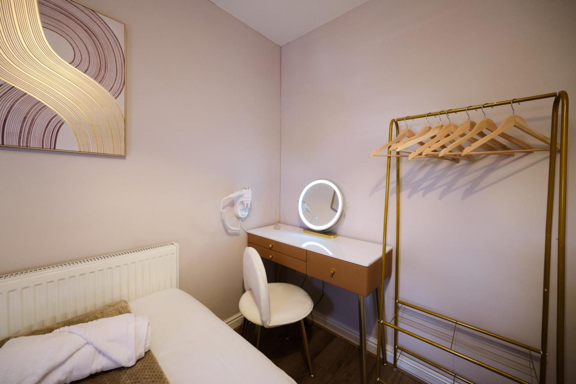 Holiday home Luxury In Near Building Society Arena And Arena Shopping Park *