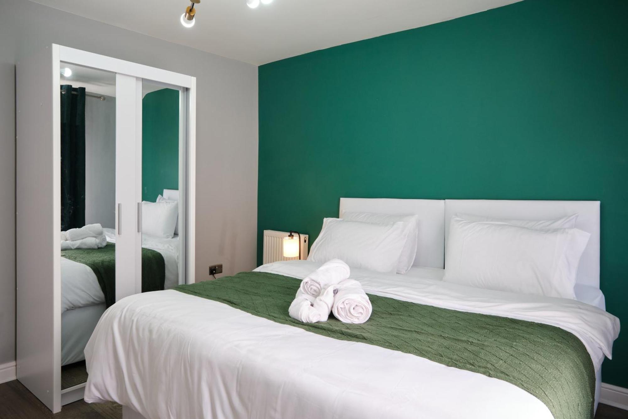 Holiday home Luxury In Near Building Society Arena And Arena Shopping Park Coventry