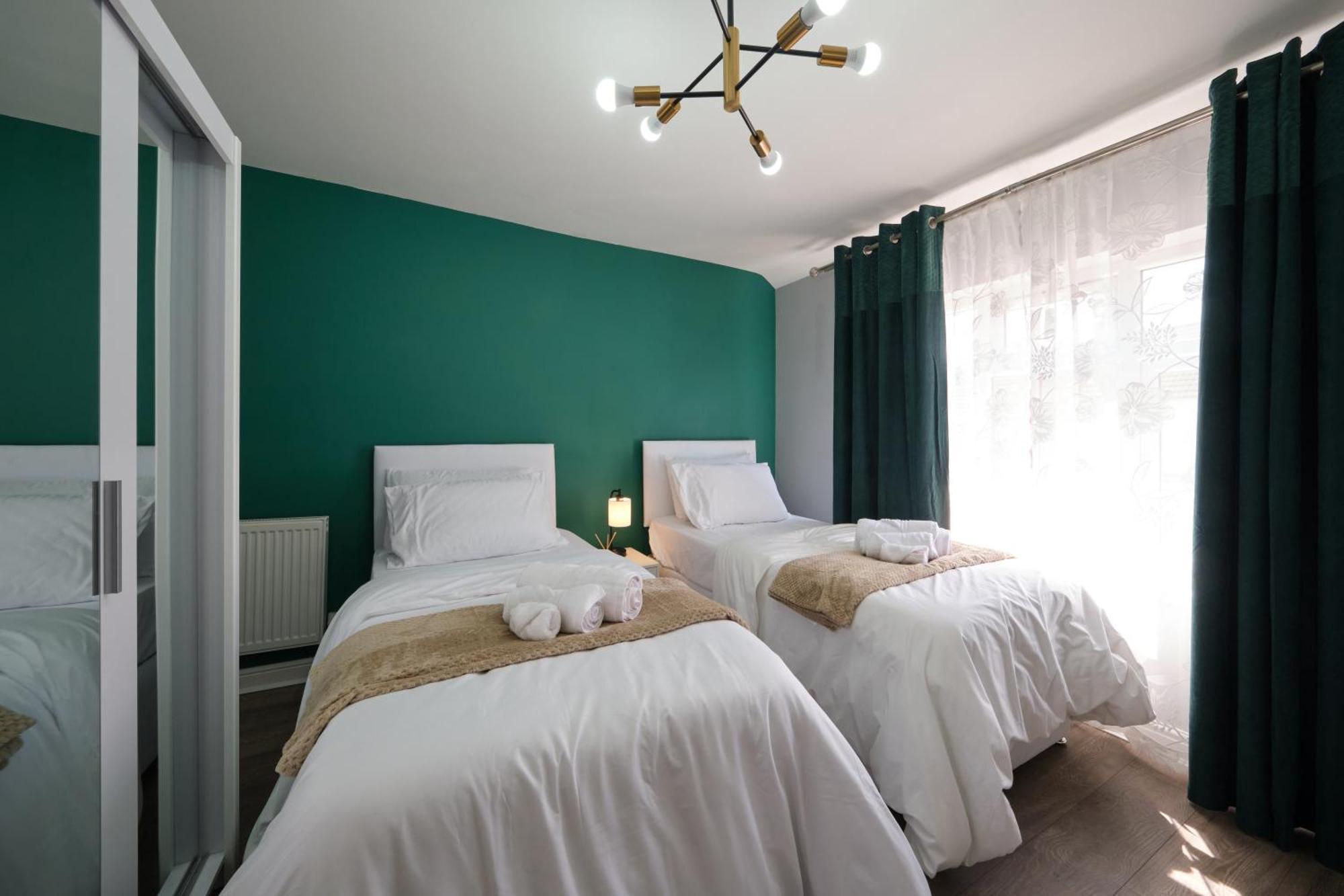 Holiday home Luxury In Near Building Society Arena And Arena Shopping Park Coventry