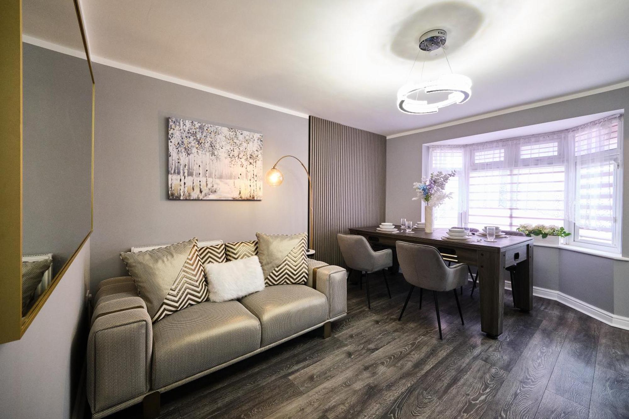 Holiday home Luxury In Near Building Society Arena And Arena Shopping Park Coventry