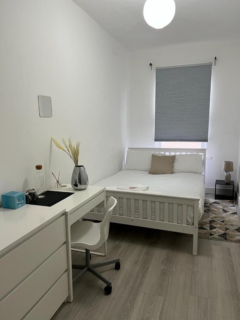 Homestay Comfortable Double Bed Located Near Centre, Suitable For Contractors Health Care Professionals Or Long Business In Or Delightful Holidays In Or Within The West Midlands Area Free Wifi Tea And Coffee Provided