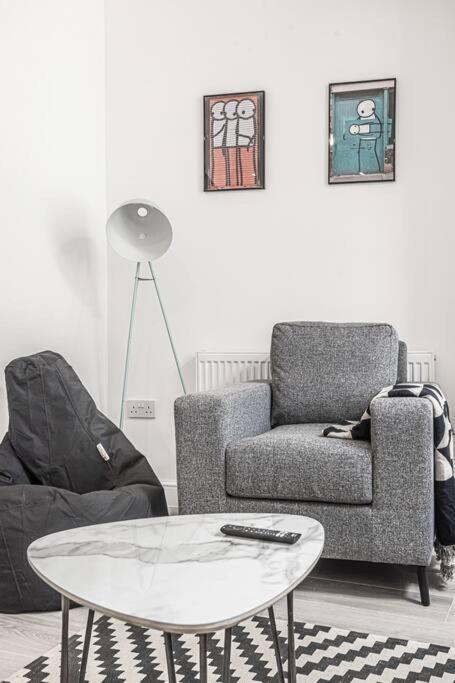 6 Bedroom 6 Bathroom House - Close To To Centre - Free Parking, Fast Wifi, Smart Tv And Work Desks By Yoko *