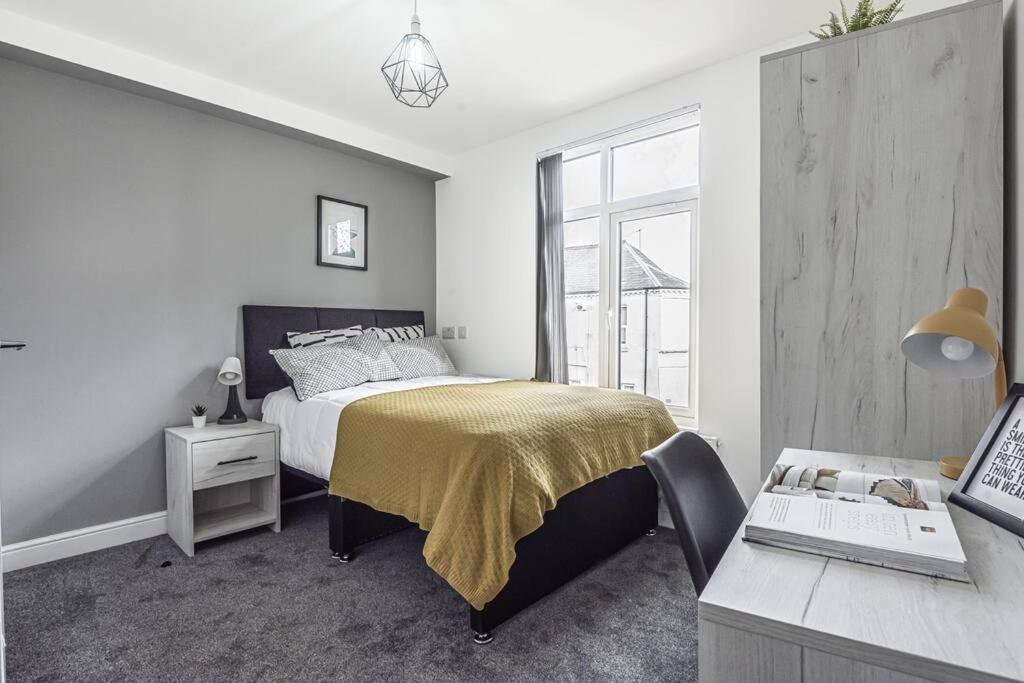 Holiday home 6 Bedroom 6 Bathroom House - Close To To Centre - Free Parking, Fast Wifi, Smart Tv And Work Desks By Yoko *