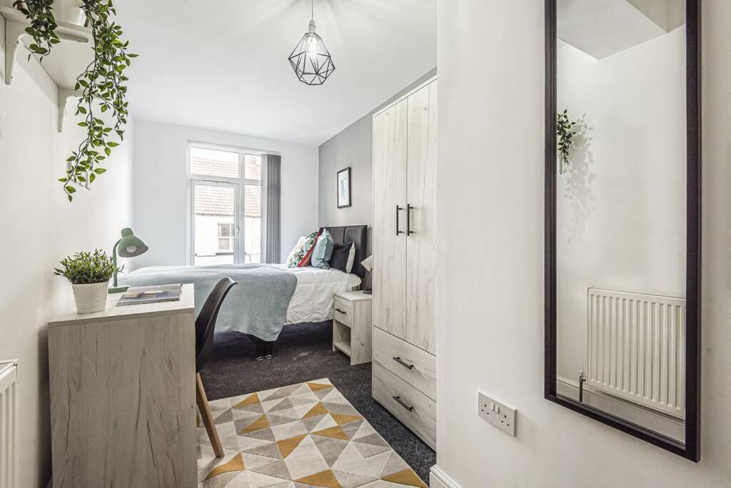 Holiday home 6 Bedroom 6 Bathroom House - Close To To Centre - Free Parking, Fast Wifi, Smart Tv And Work Desks By Yoko Coventry
