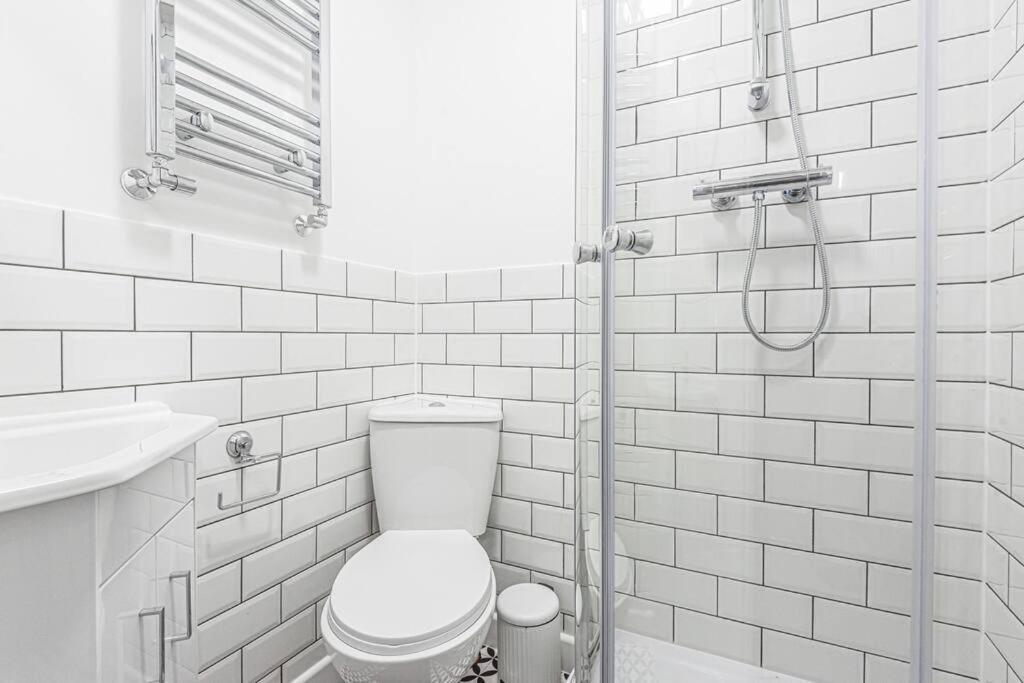 6 Bedroom 6 Bathroom House - Close To To Centre - Free Parking, Fast Wifi, Smart Tv And Work Desks By Yoko