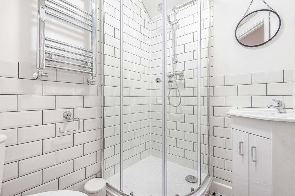 6 Bedroom 6 Bathroom House - Close To To Centre - Free Parking, Fast Wifi, Smart Tv And Work Desks By Yoko Holiday home Coventry