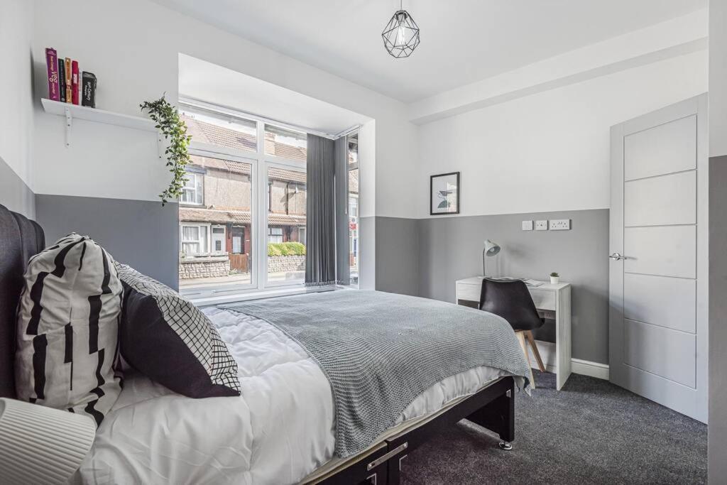 6 Bedroom 6 Bathroom House - Close To To Centre - Free Parking, Fast Wifi, Smart Tv And Work Desks By Yoko *
