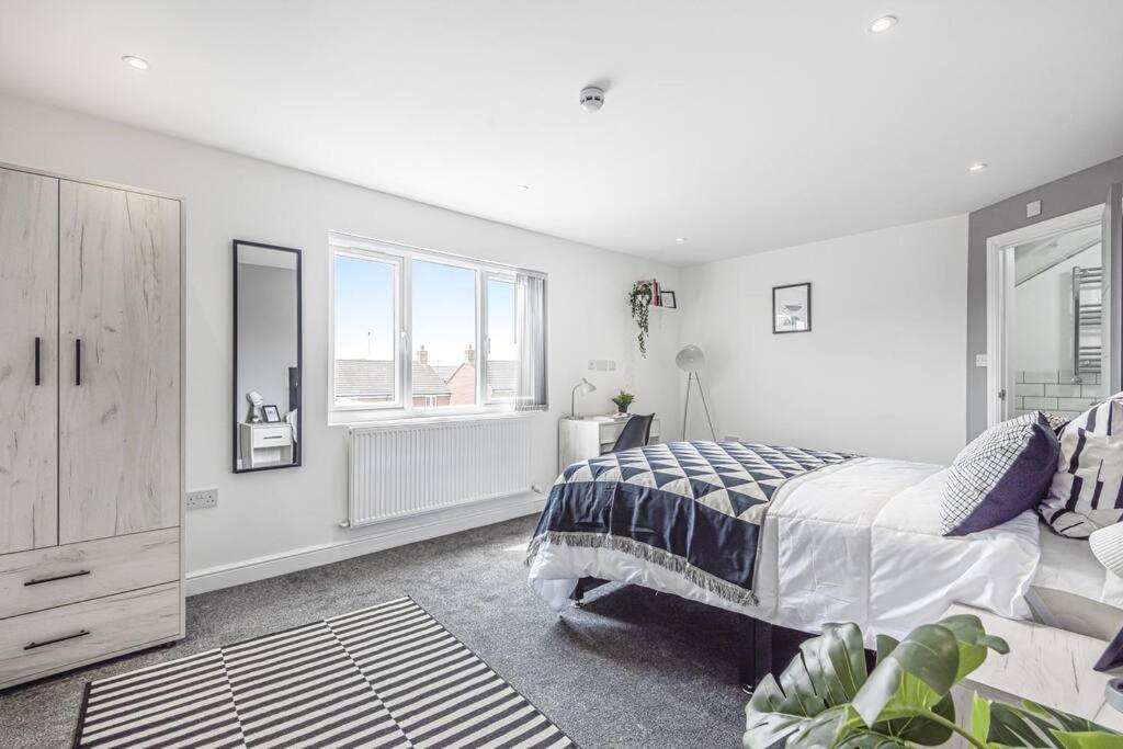 6 Bedroom 6 Bathroom House - Close To To Centre - Free Parking, Fast Wifi, Smart Tv And Work Desks By Yoko Holiday home