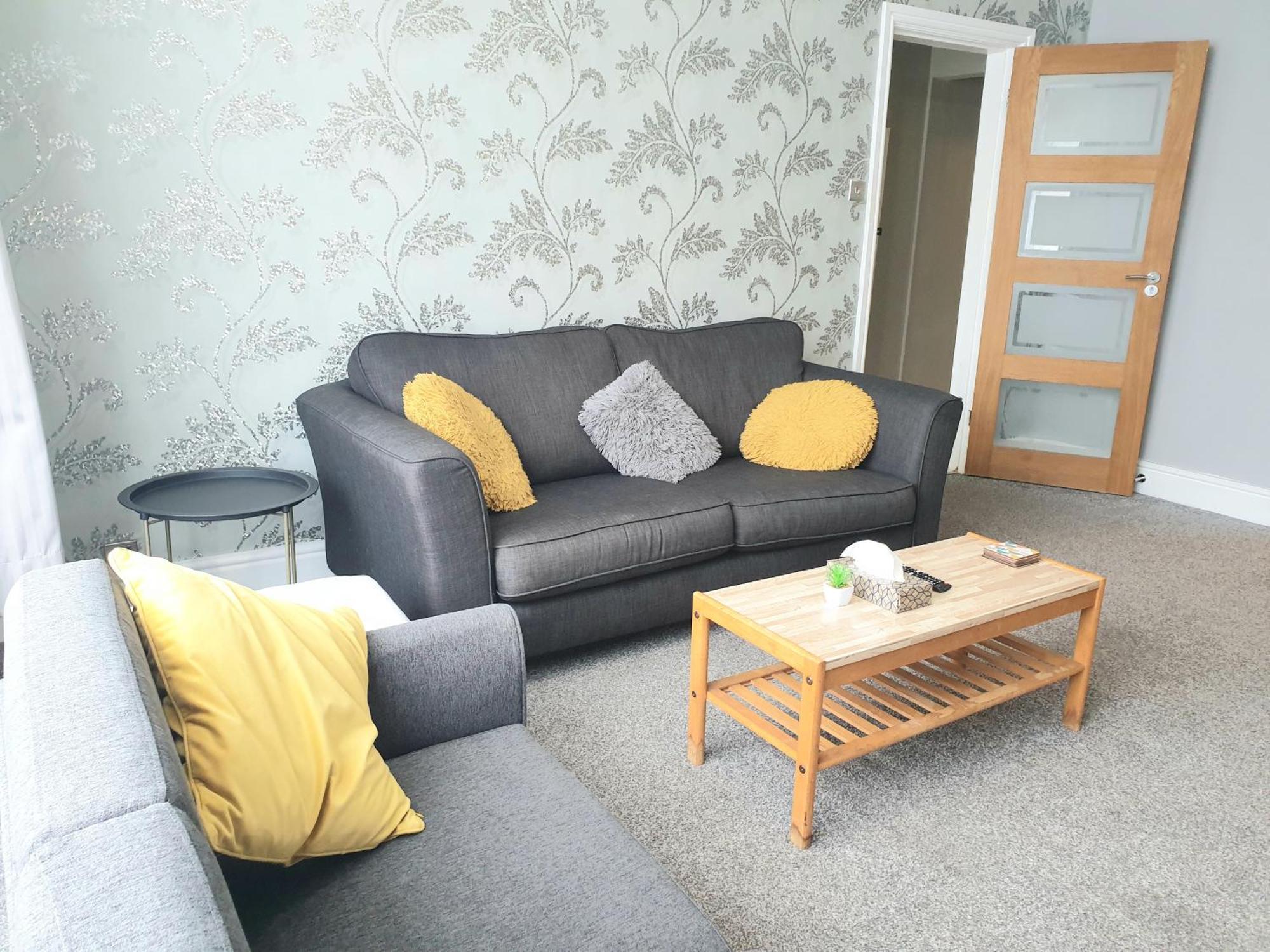 Spacious City With Free Parking, Fast Wi-fi & Netflix Holiday home Coventry