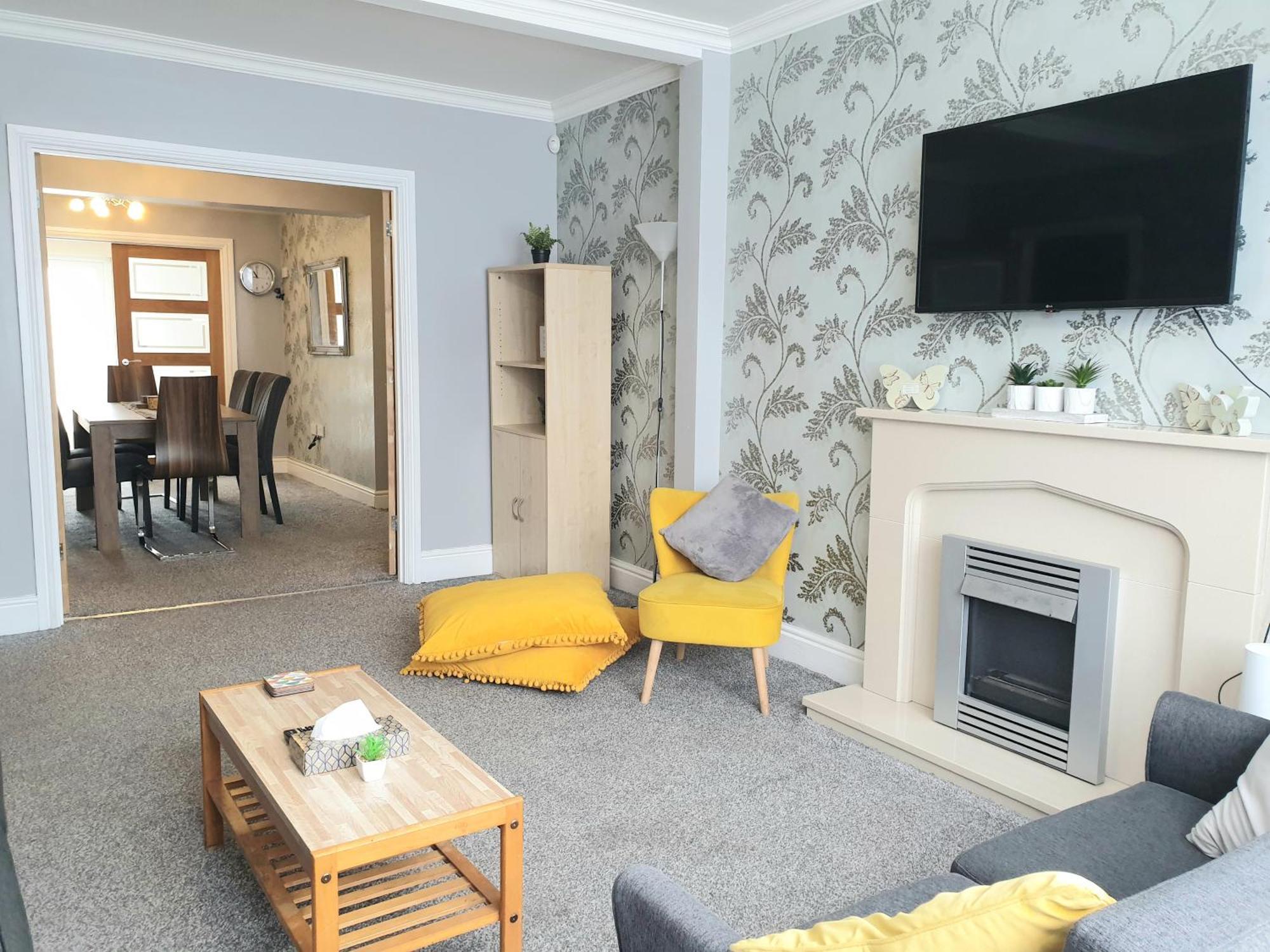 Holiday home Spacious City With Free Parking, Fast Wi-fi & Netflix Coventry