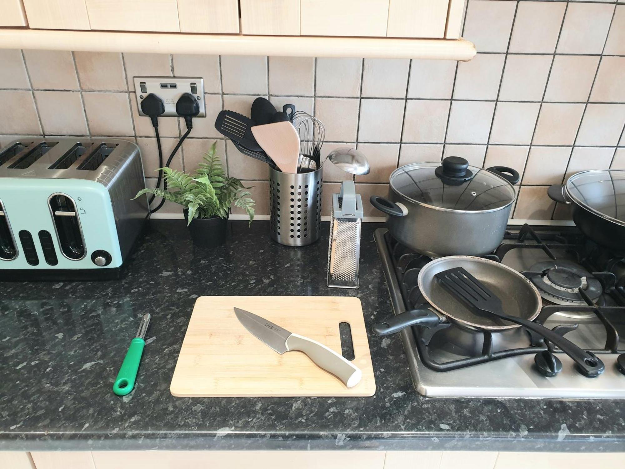 Spacious City With Free Parking, Fast Wi-fi & Netflix Holiday home