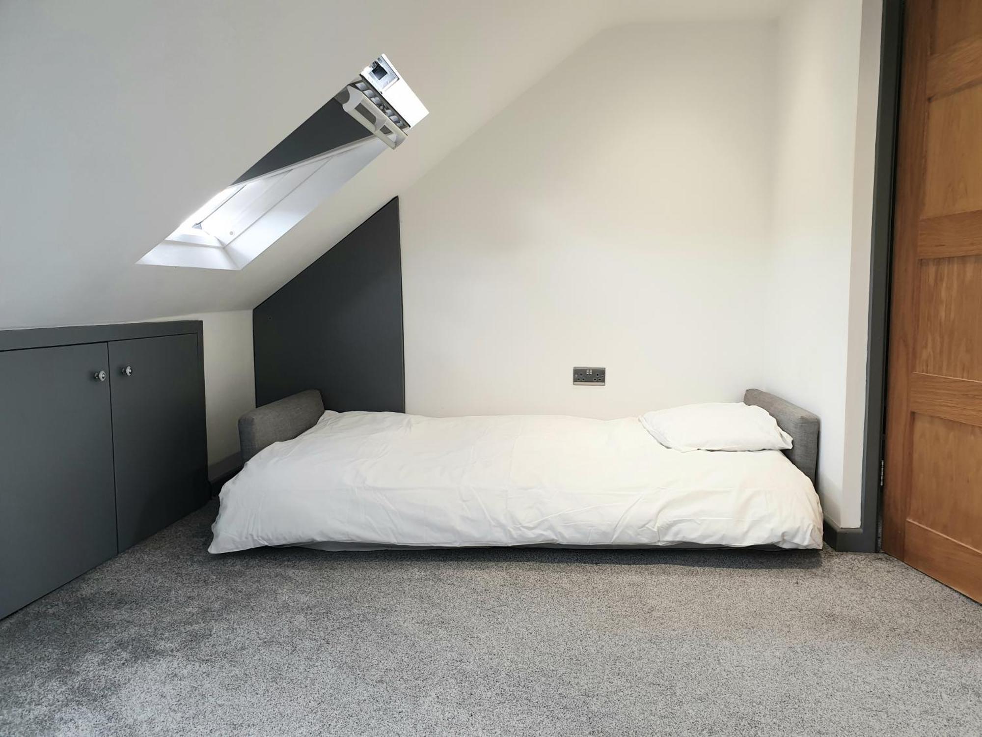 Spacious City With Free Parking, Fast Wi-fi & Netflix * Coventry