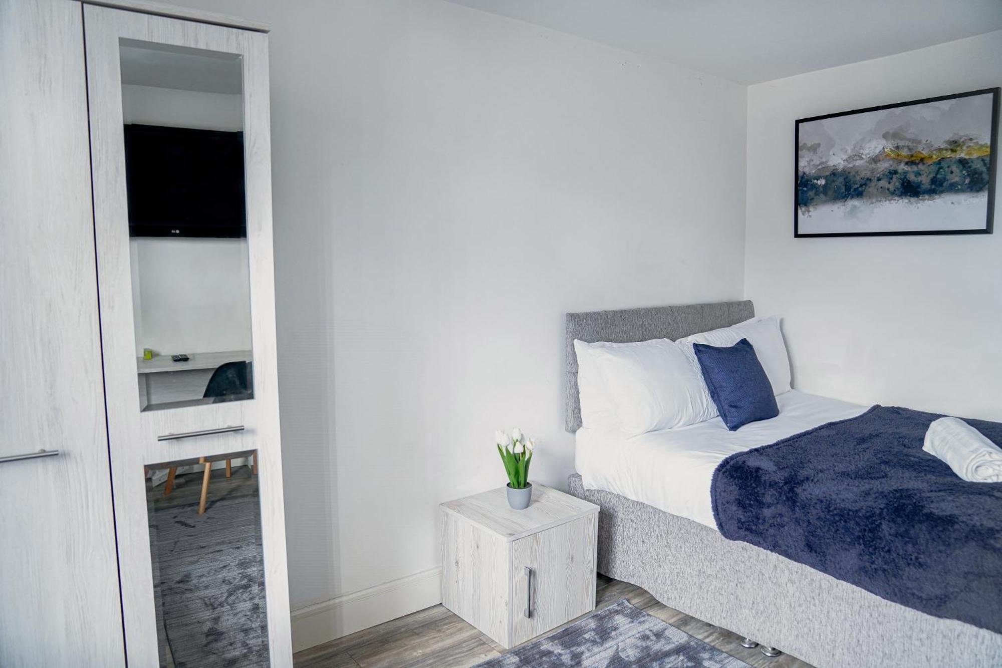 Hiltop 2bed Apartment, Near Centre, Sleeps 4 With Parking Coventry