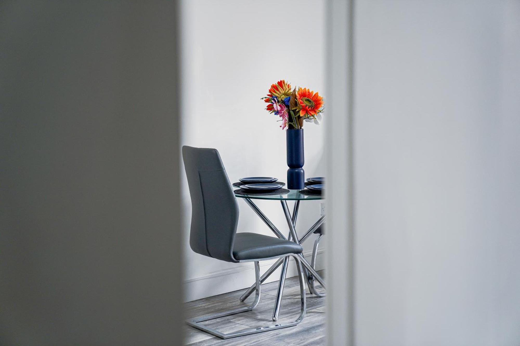 Hiltop 2bed Apartment, Near Centre, Sleeps 4 With Parking *