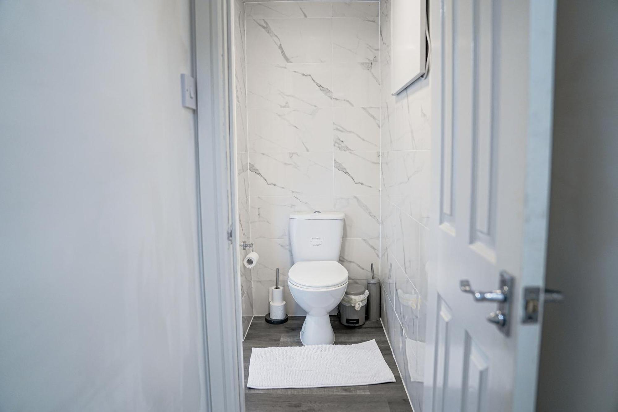 Hiltop 2bed Apartment, Near Centre, Sleeps 4 With Parking