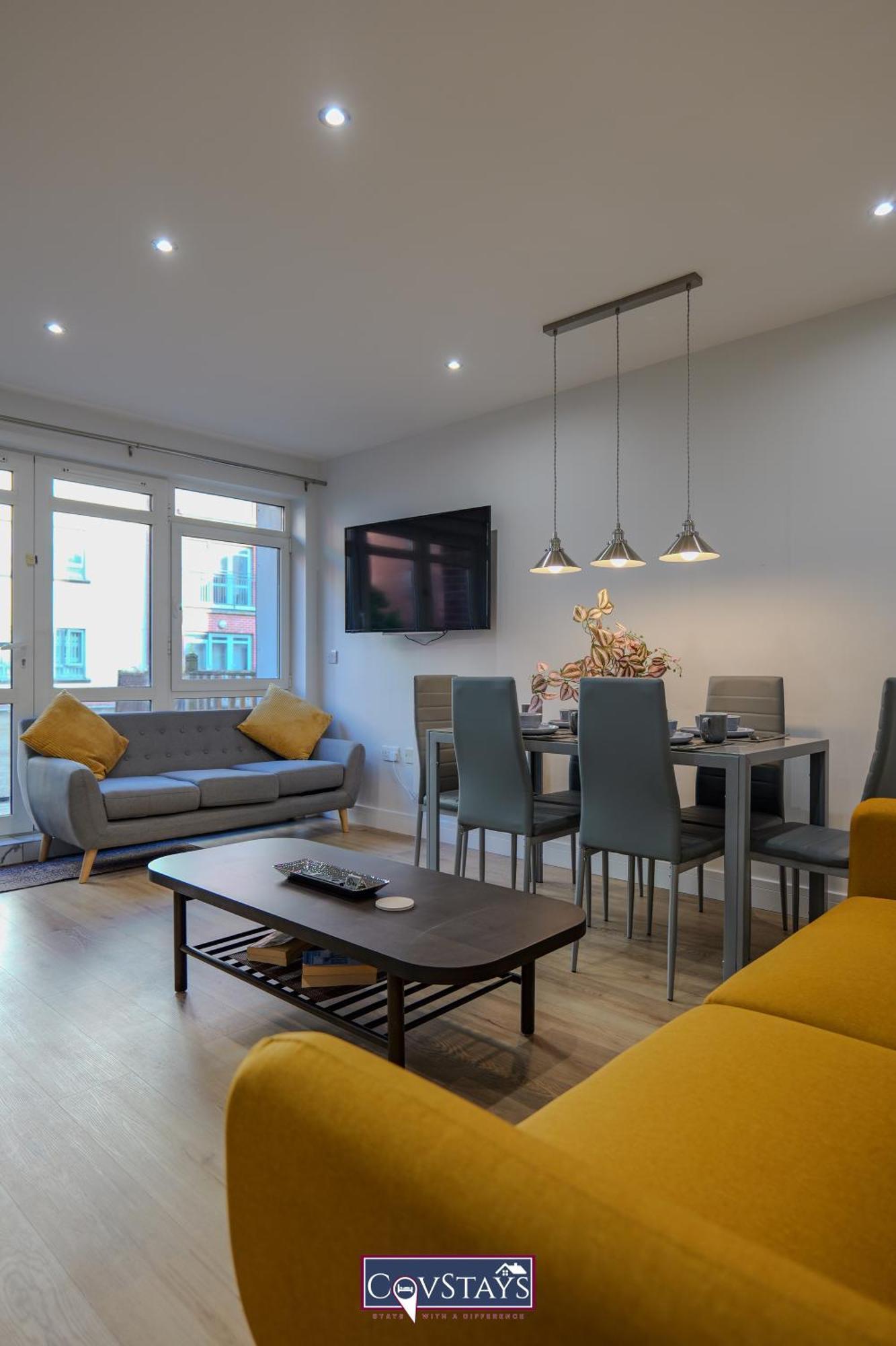 Beauchamp House - In Centre By Covstays Apartment