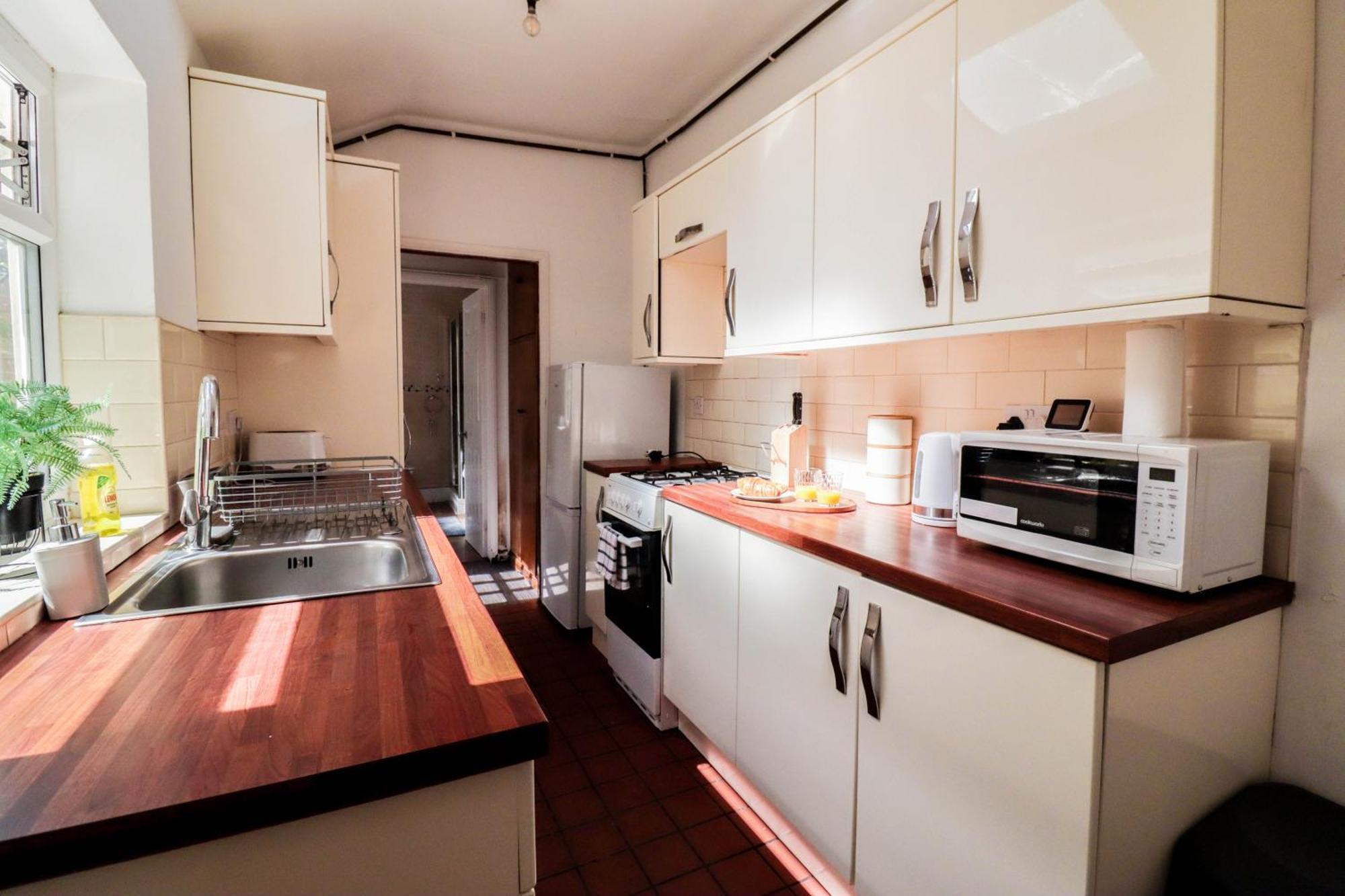 Apartment Prime 4-Bedroom House In The Heart Of The City