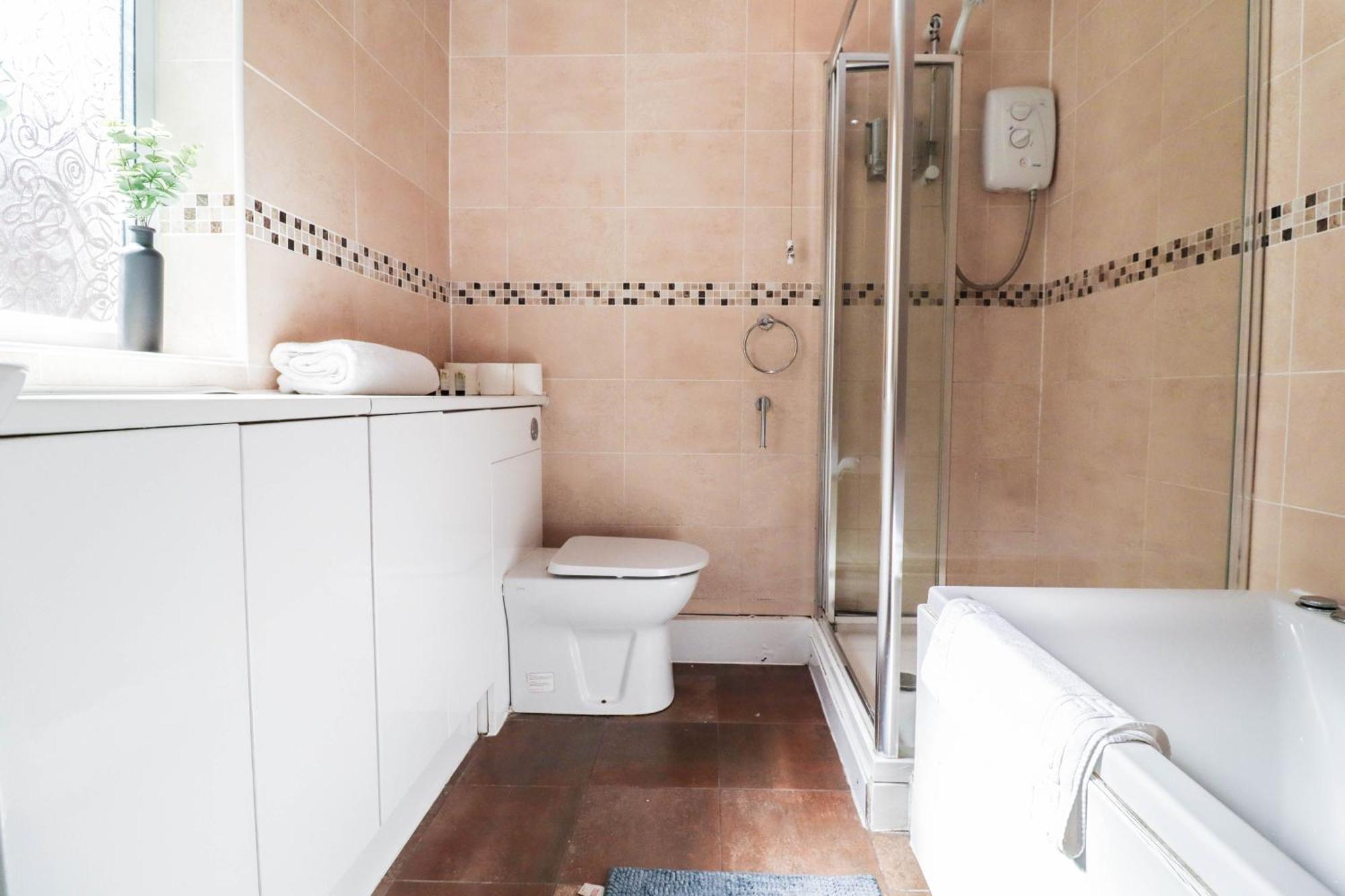 Prime 4-Bedroom House In The Heart Of The City Apartment *