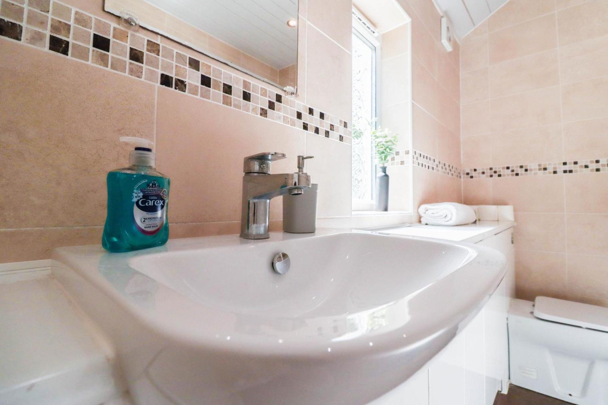 Prime 4-Bedroom House In The Heart Of The City Coventry