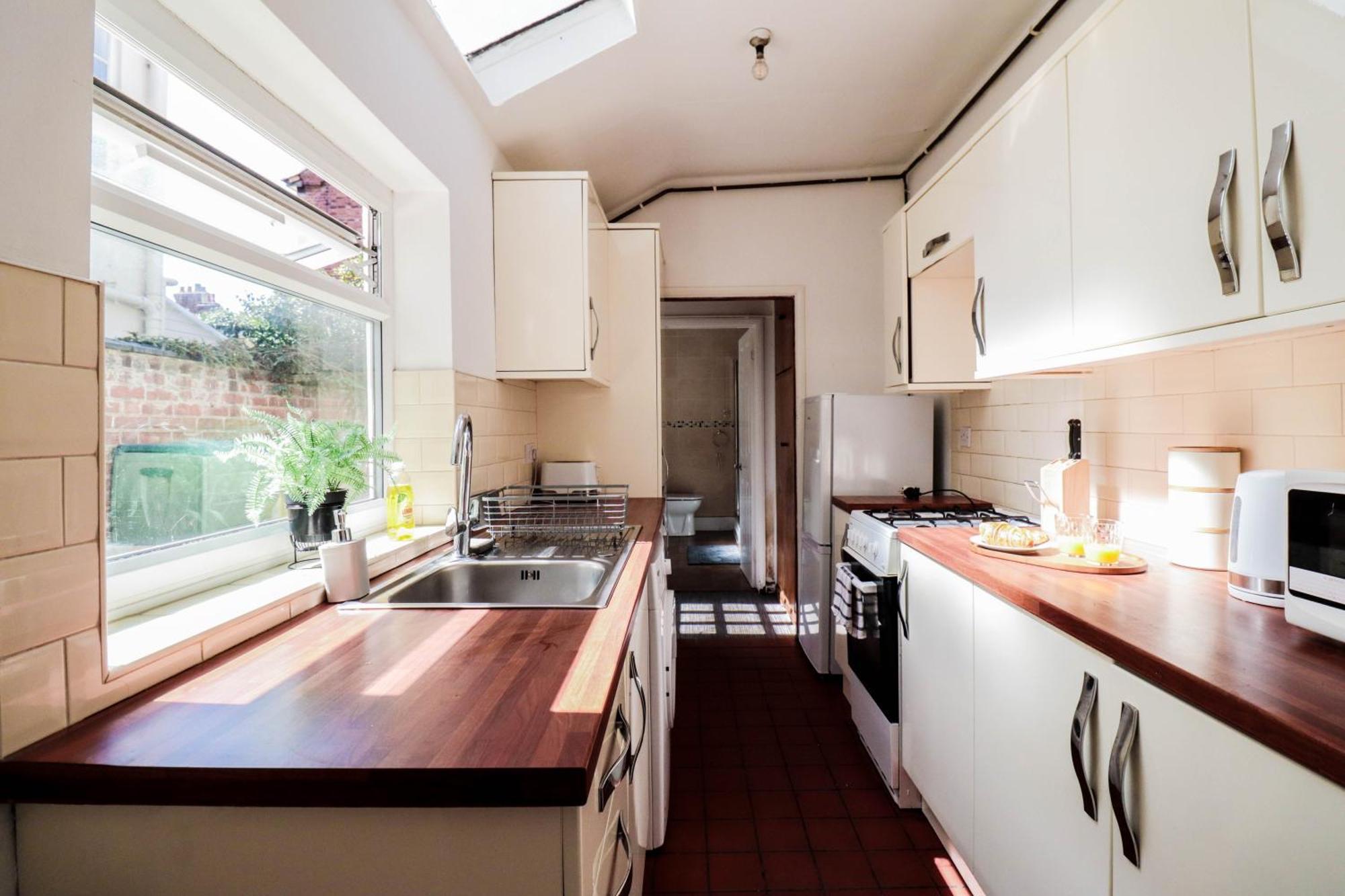 Apartment Prime 4-Bedroom House In The Heart Of The City