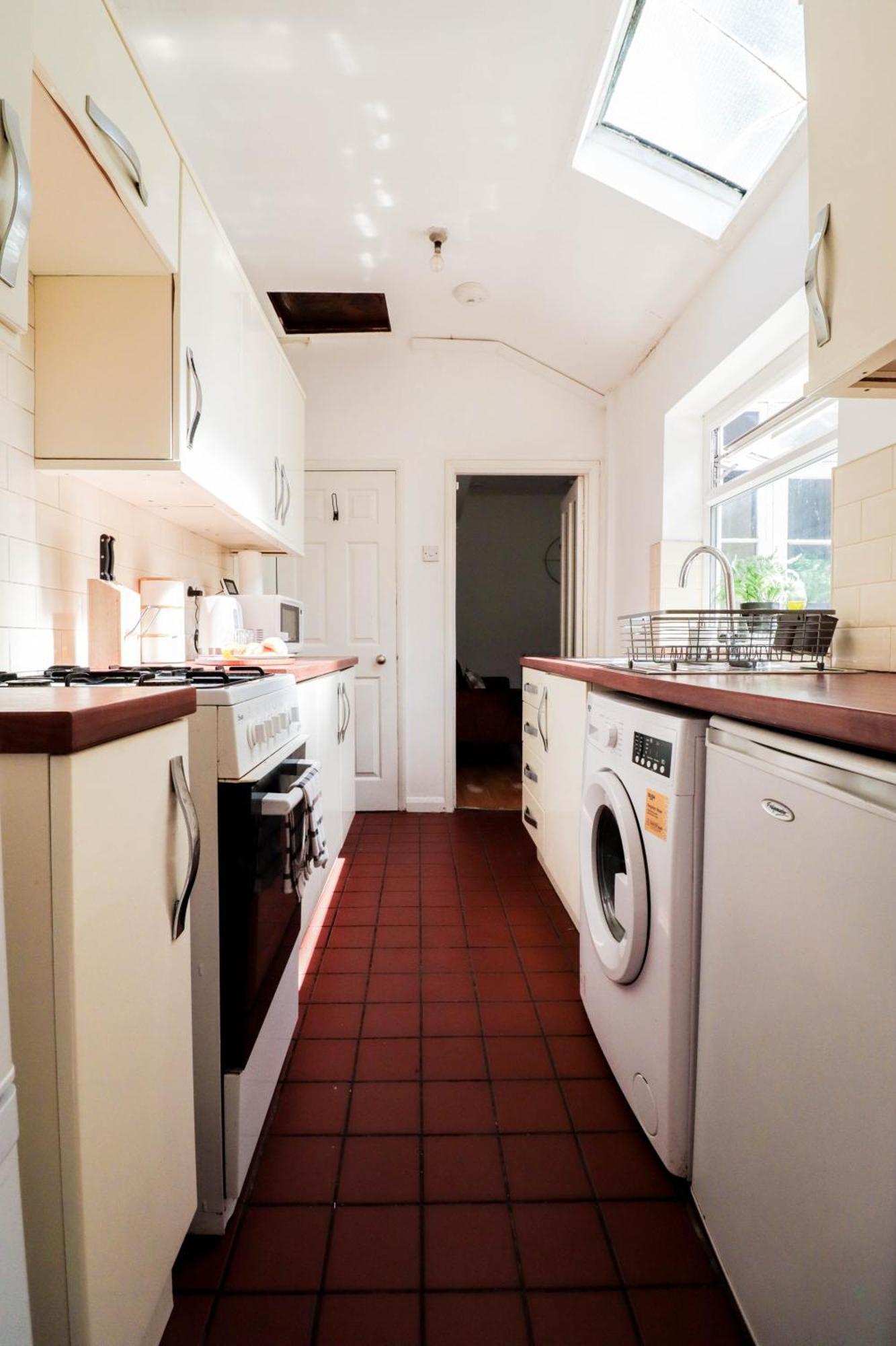 Apartment Prime 4-Bedroom House In The Heart Of The City